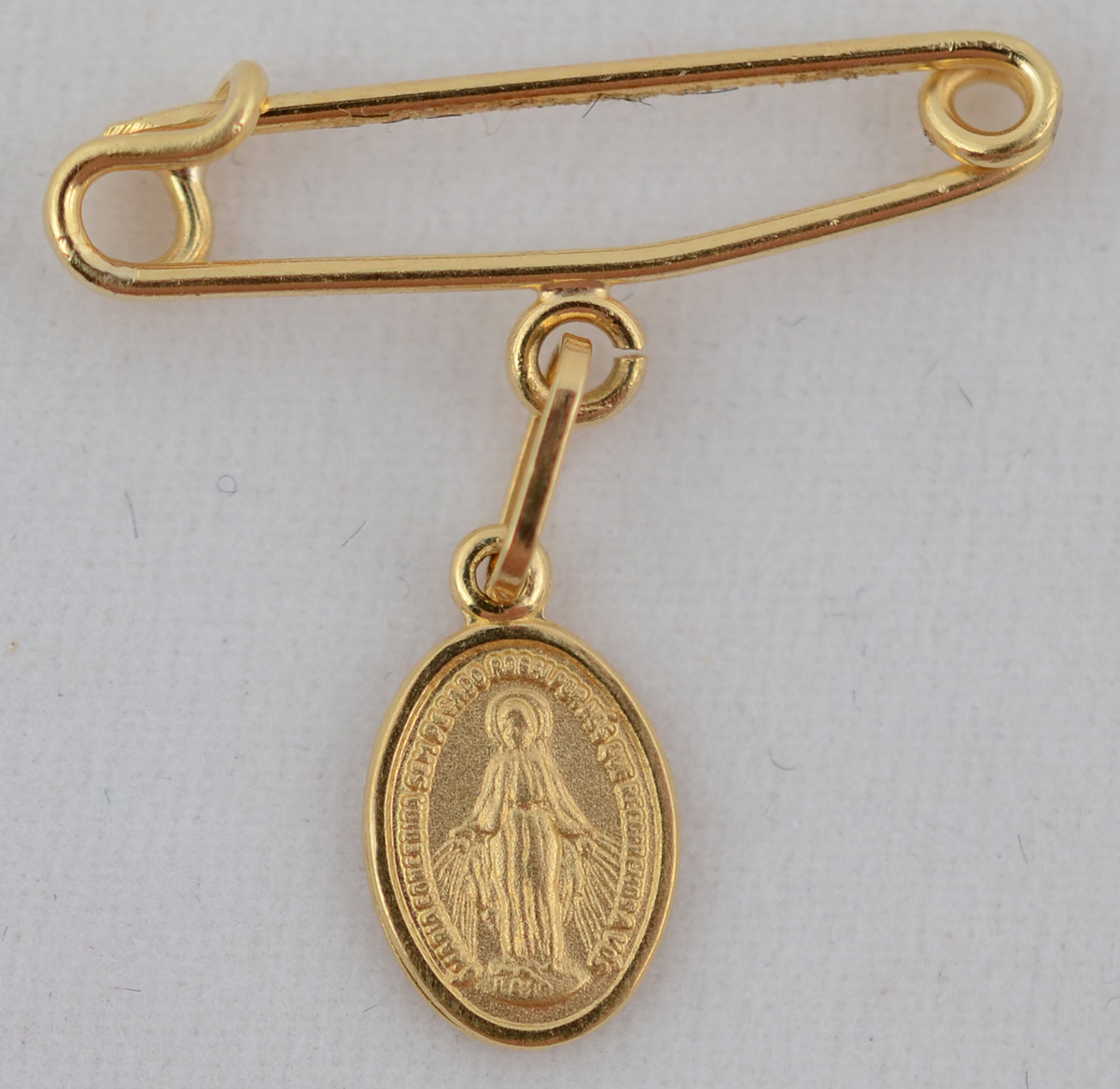 Alfinete com medalha de santo em ouro. Peso total 0,8 g. - foto 2 de 2