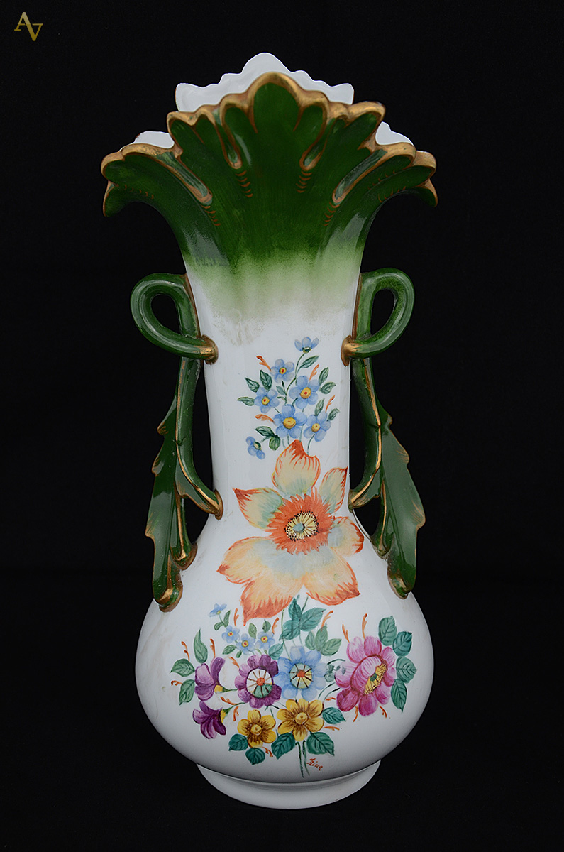 Vaso de porcelana decoração floral, detalhes da borda em verde e... - foto 1 de 2