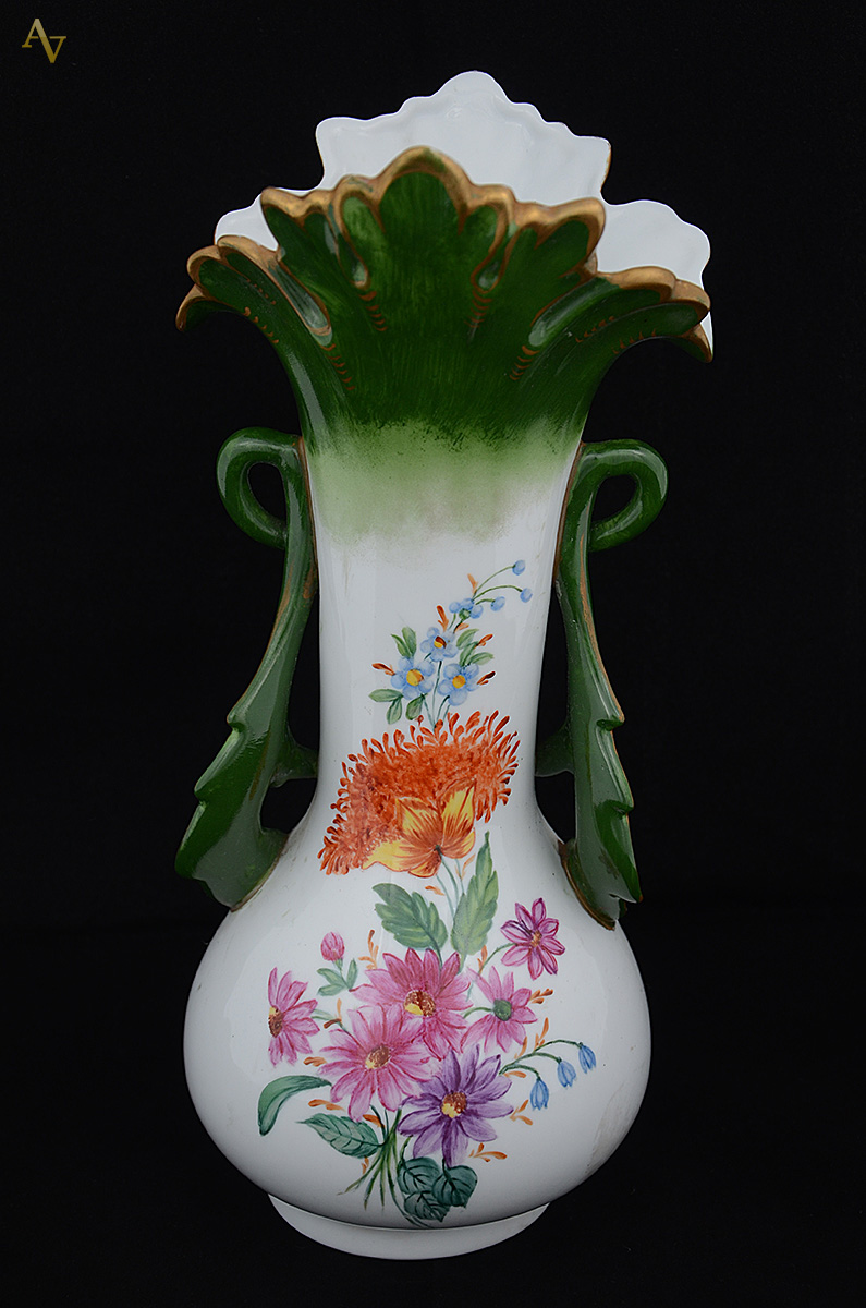 Vaso de porcelana decoração floral, detalhes da borda em verde e... - foto 2 de 2