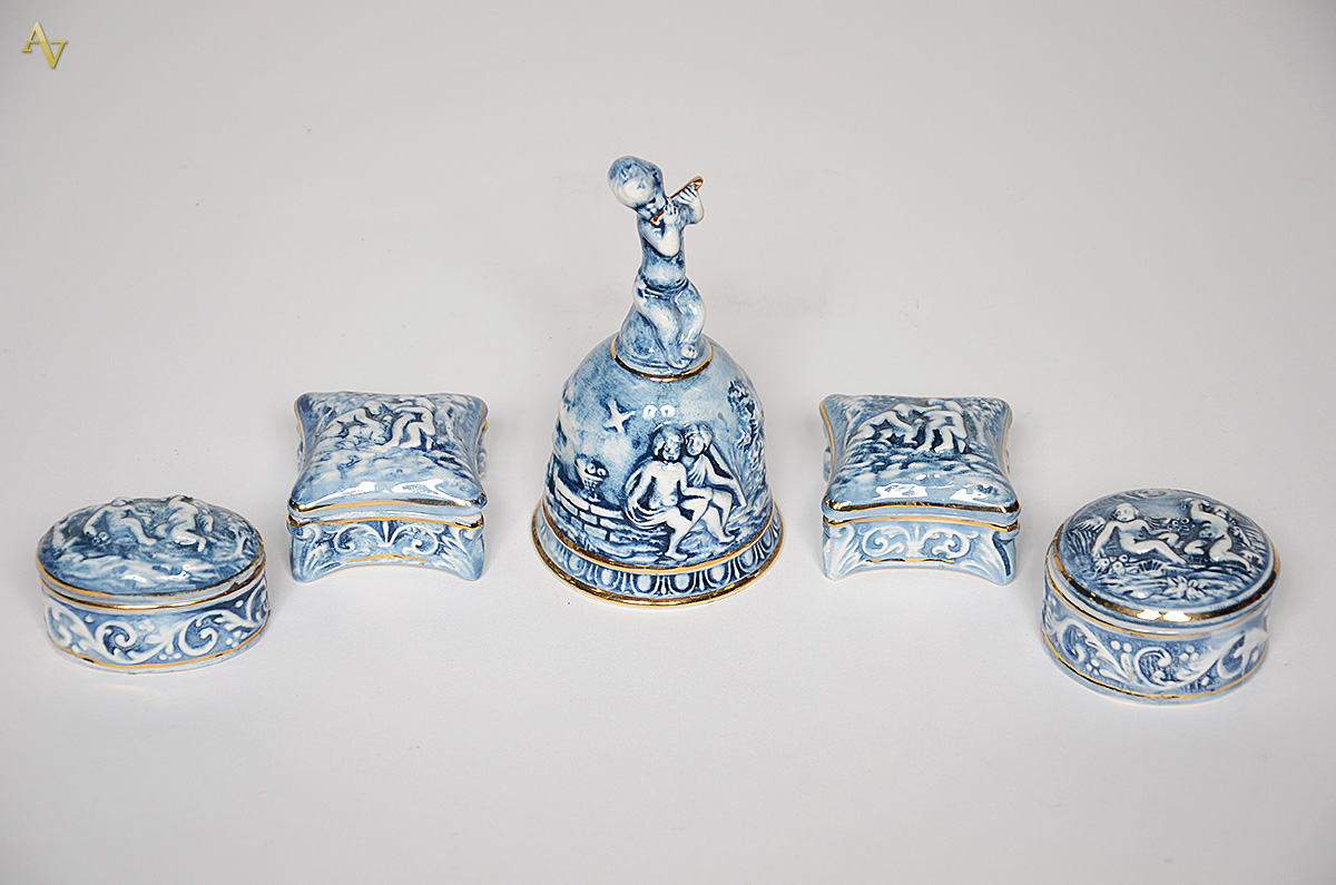 Cinco peças de porcelana italiana Capodimonte, decoradas com anjos...