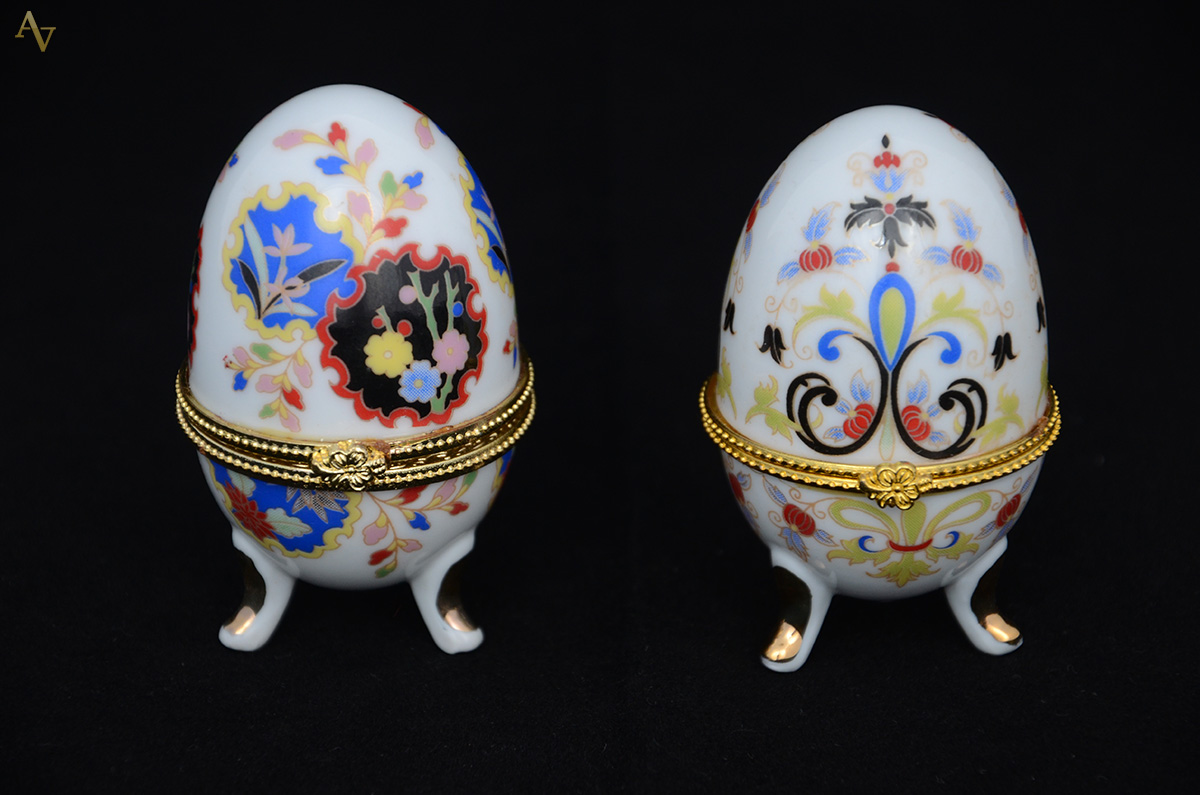 Par de ovos porta jóias de porcelana. Altura 8 cm cada. - foto 1 de 2