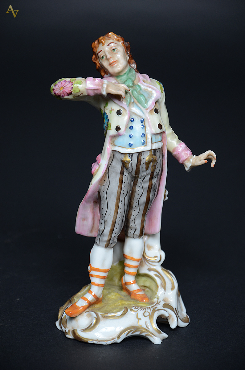 Escultura de porcelana representando cavalheiro. Altura 18 cm. - foto 1 de 2