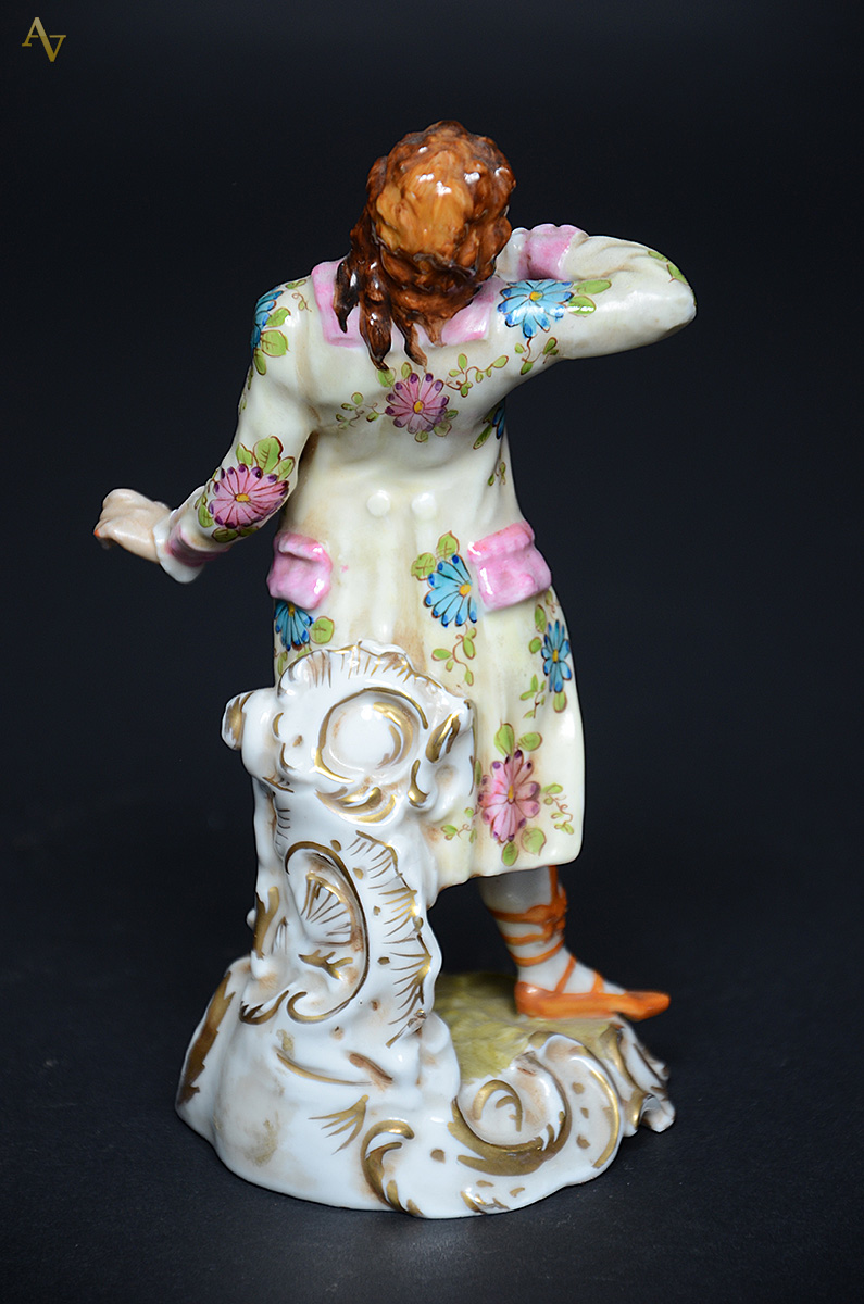 Escultura de porcelana representando cavalheiro. Altura 18 cm. - foto 2 de 2