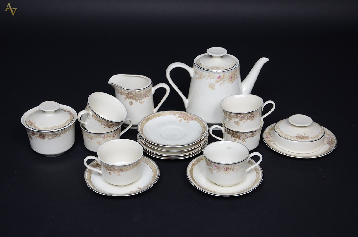Serviço de chá de porcelana SCHMIDT, sendo: 6 xícaras com pires...