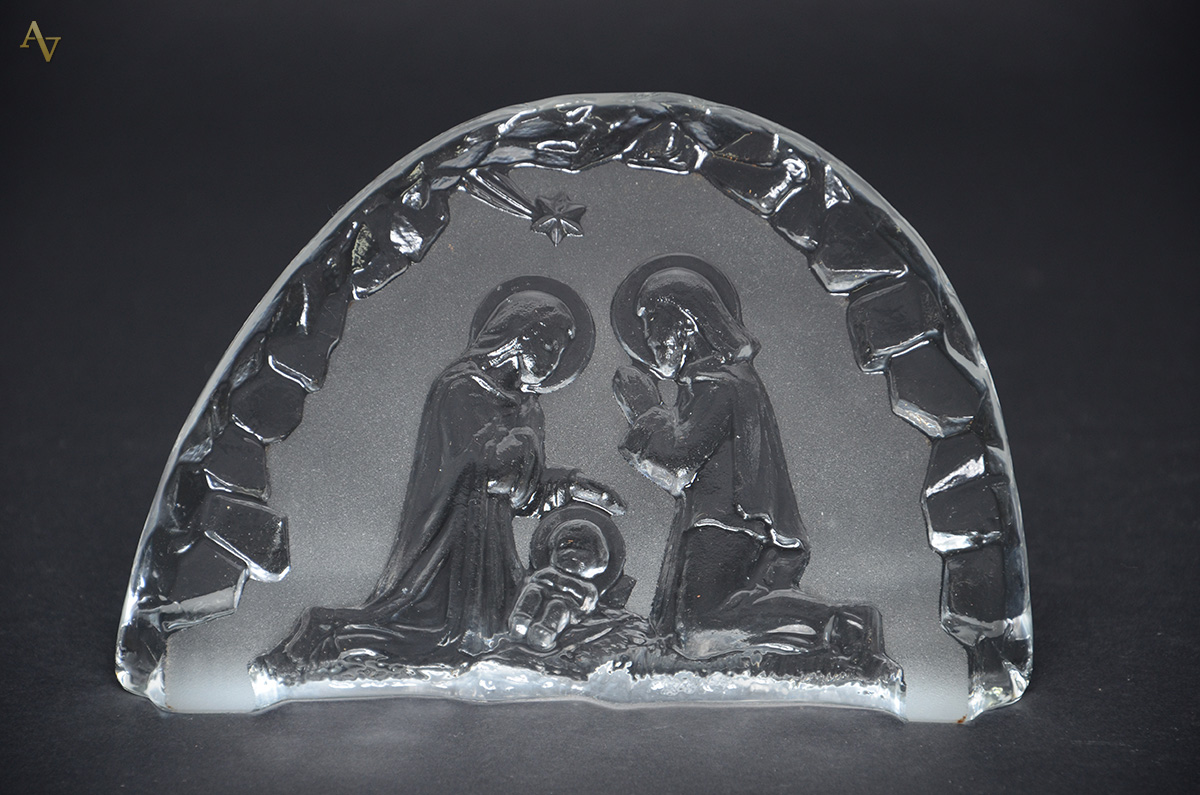 Presépio lapidado em placa de cristal. Medidas 15 x 22 cm.