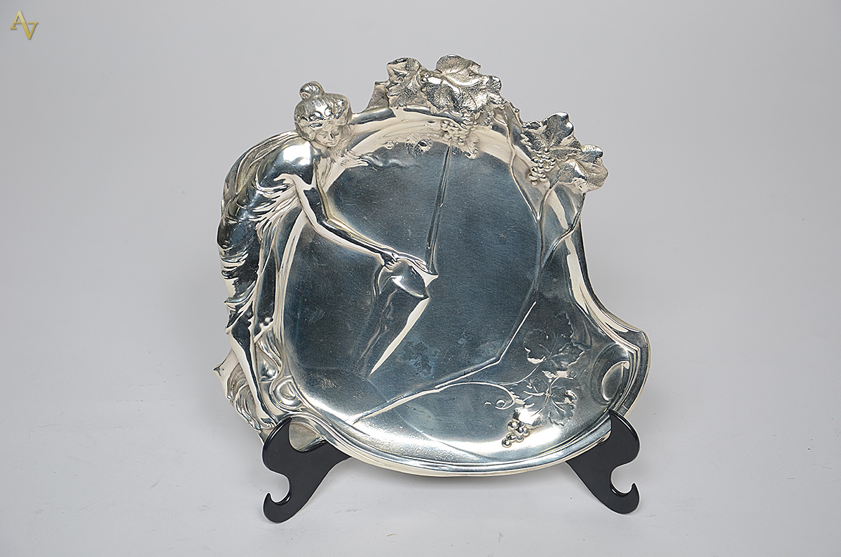 Porta cartão em metal prateado, estilo Art Nouveau, com figura...