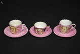 Três xícaras diversas para chá com pires de por... - Três xícaras diversas para chá com pires de porcelana na cor rosa. Alturas de 5 à 7 cm.