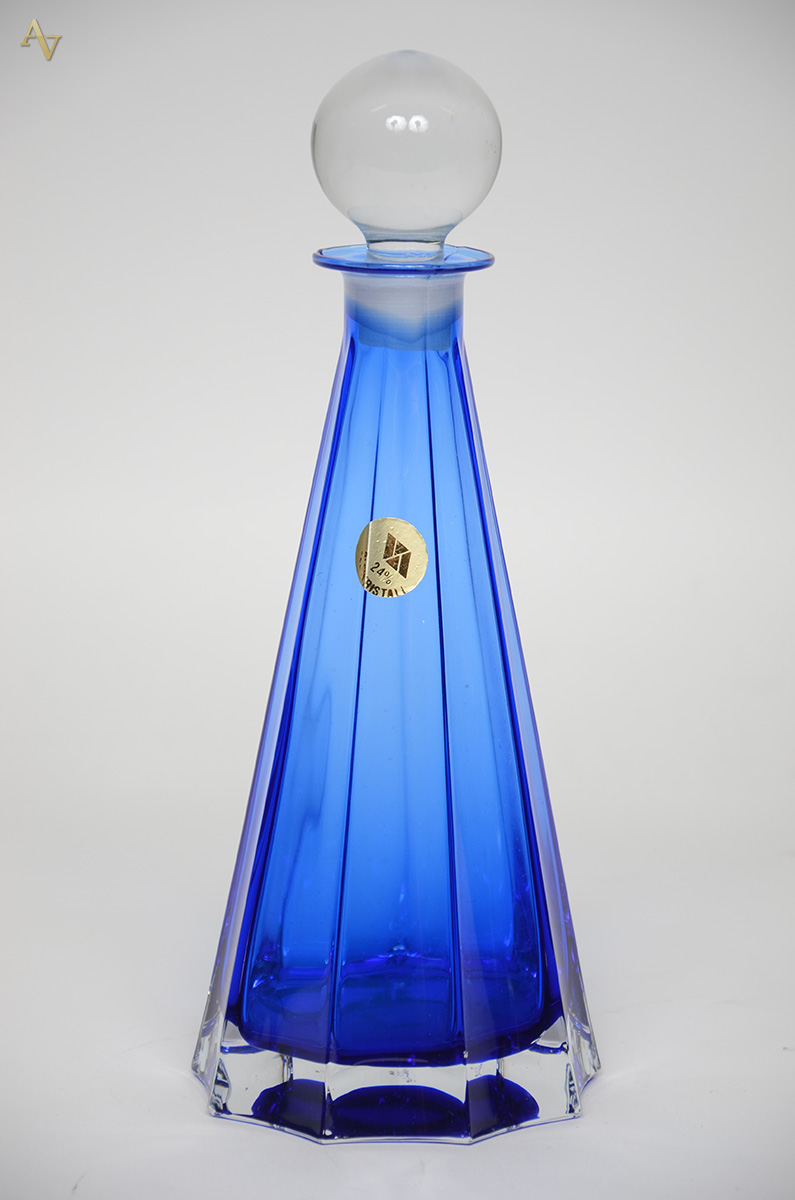 Garrafa italiana em cristal na cor azul. Altura 26 cm.