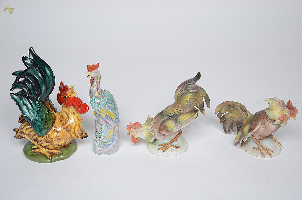 Quatro peças de porcelana representando galos. Alturas de 19 à 25 cm.