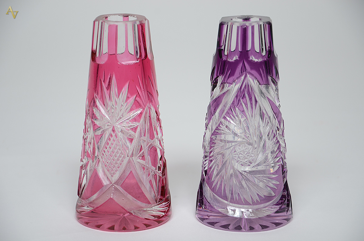 Dois vasinhos de cristal nas cores rosa e lilás. Altura 13 cm cada.