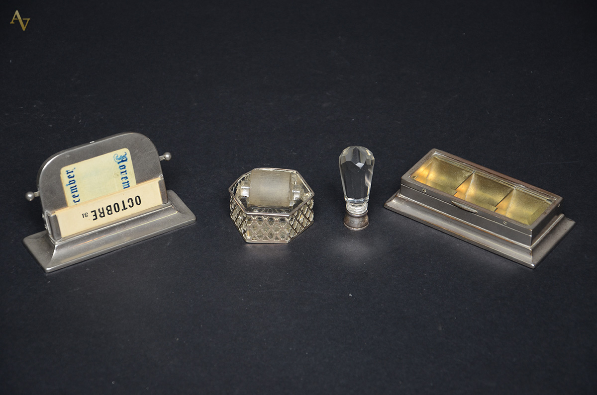 Conjunto com quatro pequenas peças de metal prateado para escritório...