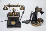 Dois telefones antigos. Alturas 27 e 30 cm. - Dois telefones antigos. Alturas 27 e 30 cm.