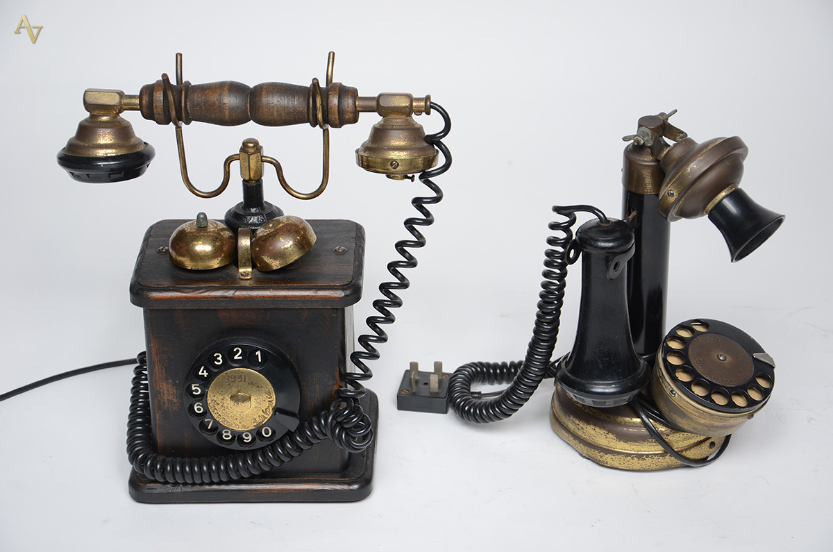 Dois telefones antigos. Alturas 27 e 30 cm.