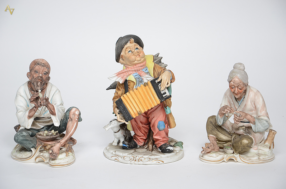 Três estatuetas de porcelana representando figura com tartarugas... - foto 1 de 2