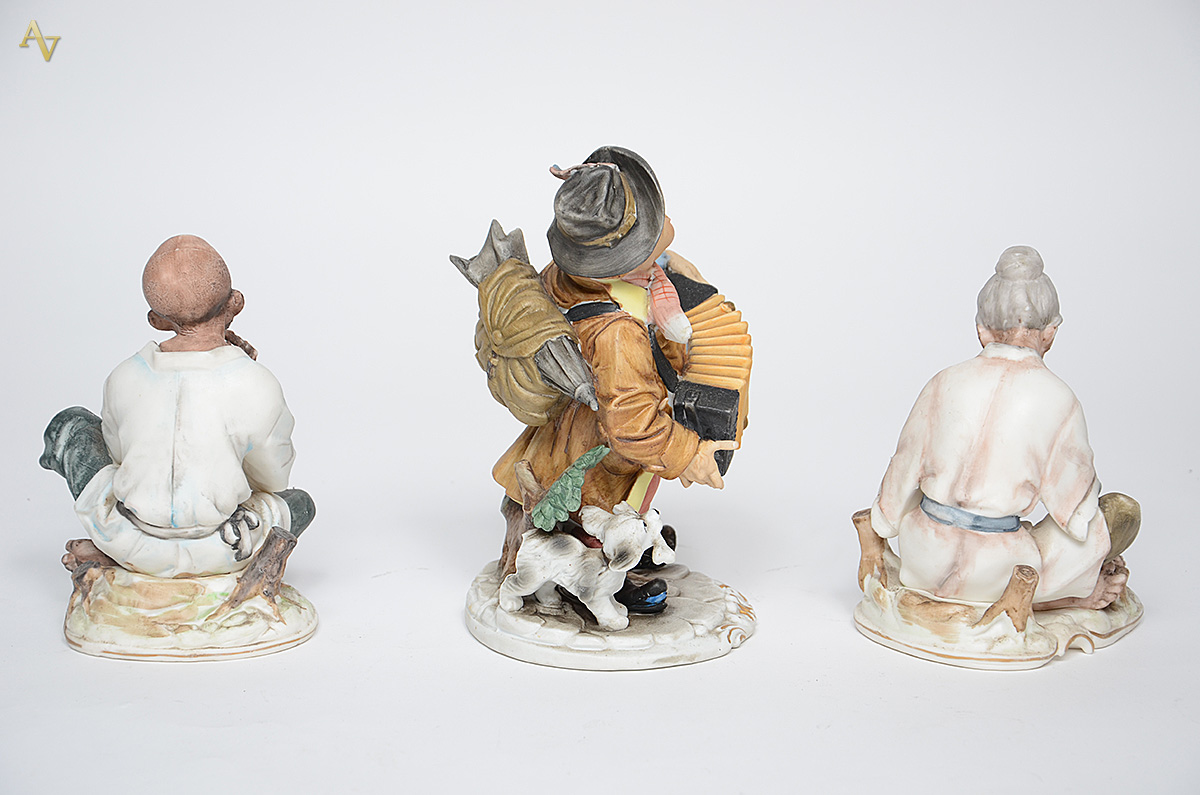 Três estatuetas de porcelana representando figura com tartarugas... - foto 2 de 2
