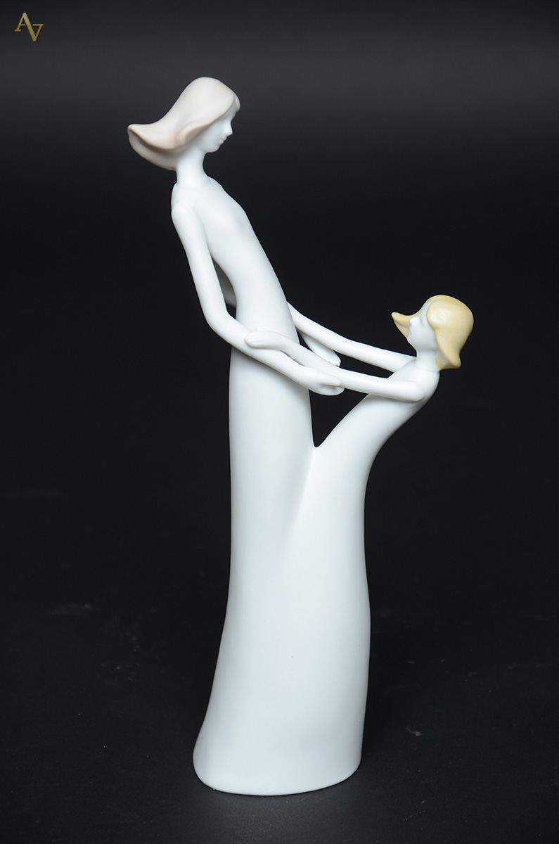 Escultura de porcelana representando "Mãe e filha dançando"...