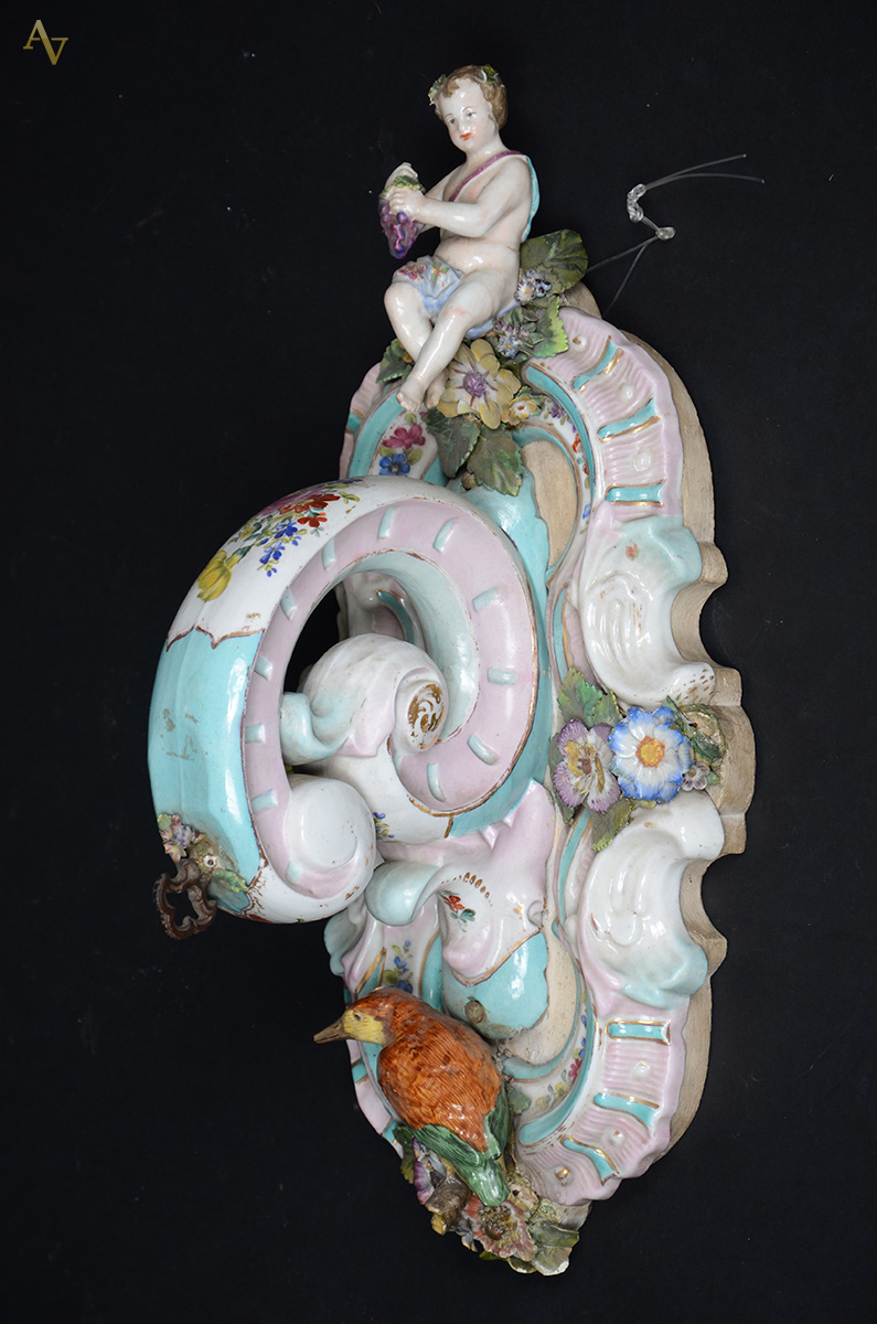 Aplique de porcelana decorado com anjo e pássaro. Altura 42 cm... - foto 1 de 2