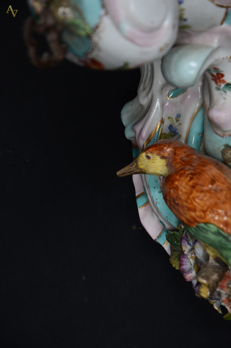 Aplique de porcelana decorado com anjo e pássaro. Altura 42 cm... - foto 2 de 2