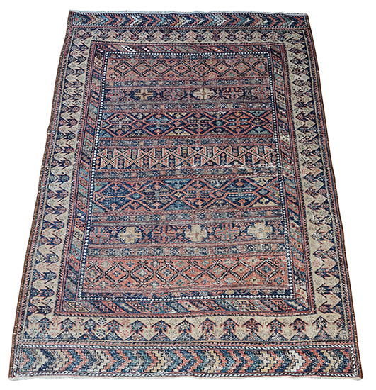 Tapete oriental medindo 1,92 x 1,25 m (no estado, com partes rapé)