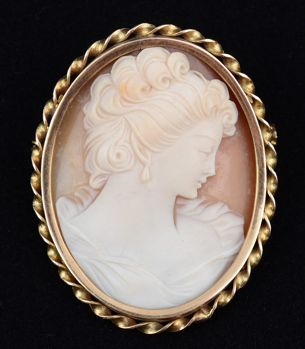 Broche camafeu com figura feminina. Peso total 11,1 g - Medidas 4,5 x...