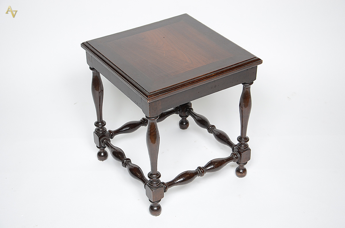 Pequena mesa de madeira nobre com pernas torneadas. Medidas 41 x 41...