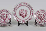 Conjunto para bolo de porcelana Steatita - Para... - Conjunto para bolo de porcelana Steatita - Paraná , composto de Prato grande para bolo e 6 pratinhos , decoração "cebolinha" na cor vinho.