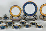 Aparelho de jantar porcelana  Vista Alegre  , f... - Aparelho de jantar porcelana  Vista Alegre  , feito no Brasil, composto de 6 pratos rasos ( 1 com peq. bicado), 6 fundos, 6 de sobremesa ( 1 bic...