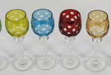 Conjunto de seis  taças  coloridas para vinho, ... - Conjunto de seis  taças  coloridas para vinho, lapidadas com "bolas".
