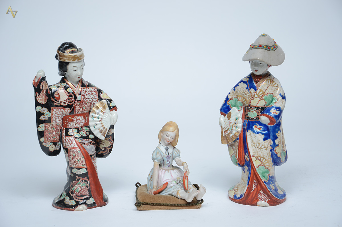 Três figuras diversas de porcelana, sendo duas chinesas (altura 24 cm... - foto 1 de 2
