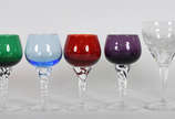 Sete  taças diversas para vinho, sendo 2 lapida... - Sete  taças diversas para vinho, sendo 2 lapidadas e 5 coloridas.