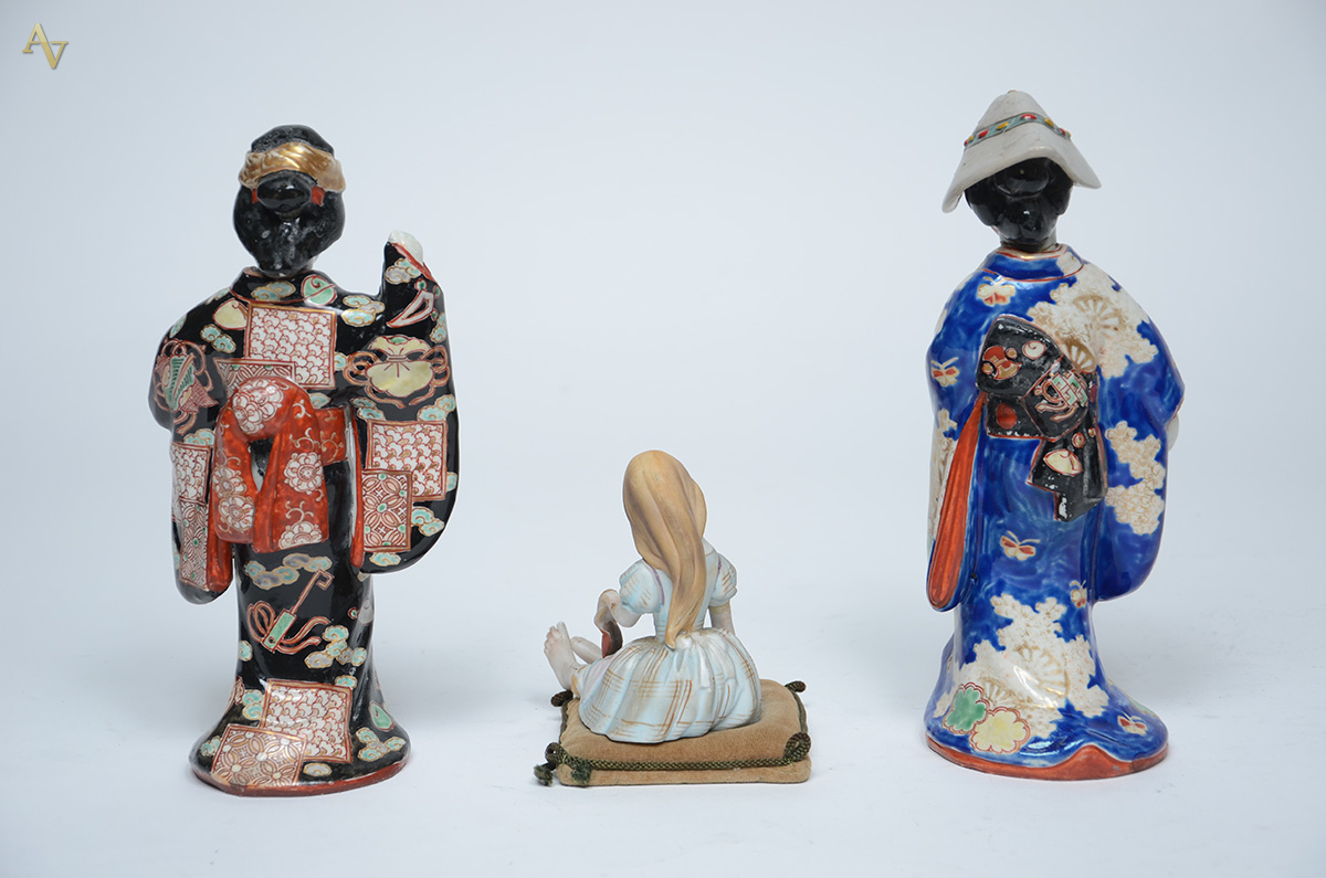 Três figuras diversas de porcelana, sendo duas chinesas (altura 24 cm... - foto 2 de 2