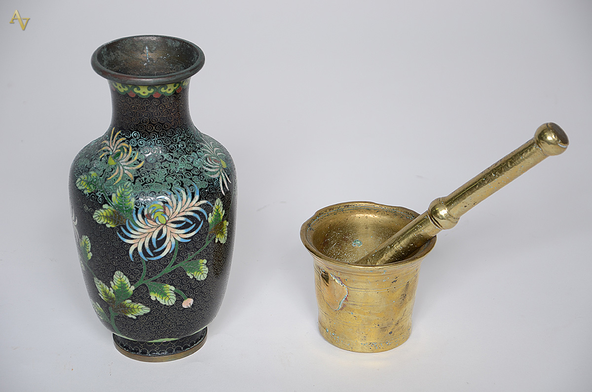 Duas peças, sendo vaso de cloisonné (altura 23 cm) e almofariz de...