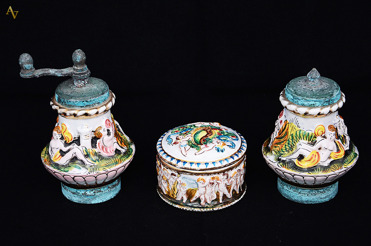 Três peças de porcelana italiana Capodimonti , sendo saleiro (altura...