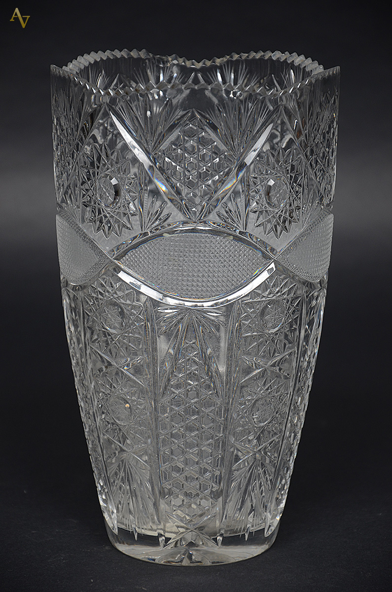 Vaso de cristal tcheco lapidado (pequeno bicado). Altura 26 cm.