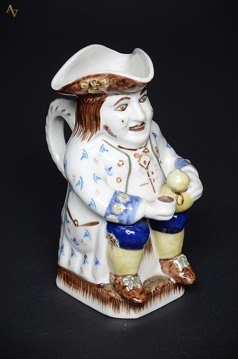Caneca de porcelana portuguesa, assinada. Altura 23 cm. - foto 1 de 2