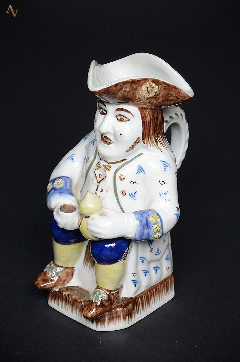 Caneca de porcelana portuguesa, assinada. Altura 23 cm. - foto 2 de 2
