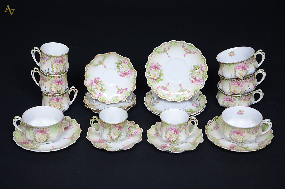 Serviço de porcelana francesa decorada com flores em policromia...