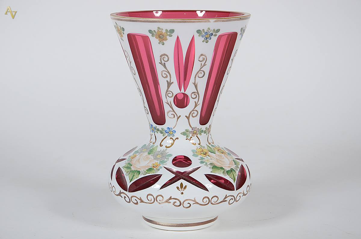 Vaso de overlay na cor vermelha e branca com flores em policromia...