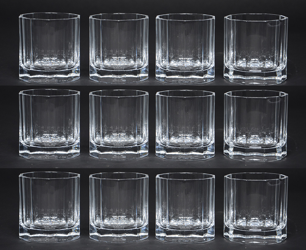 Doze copos para whisky de cristal facetado.