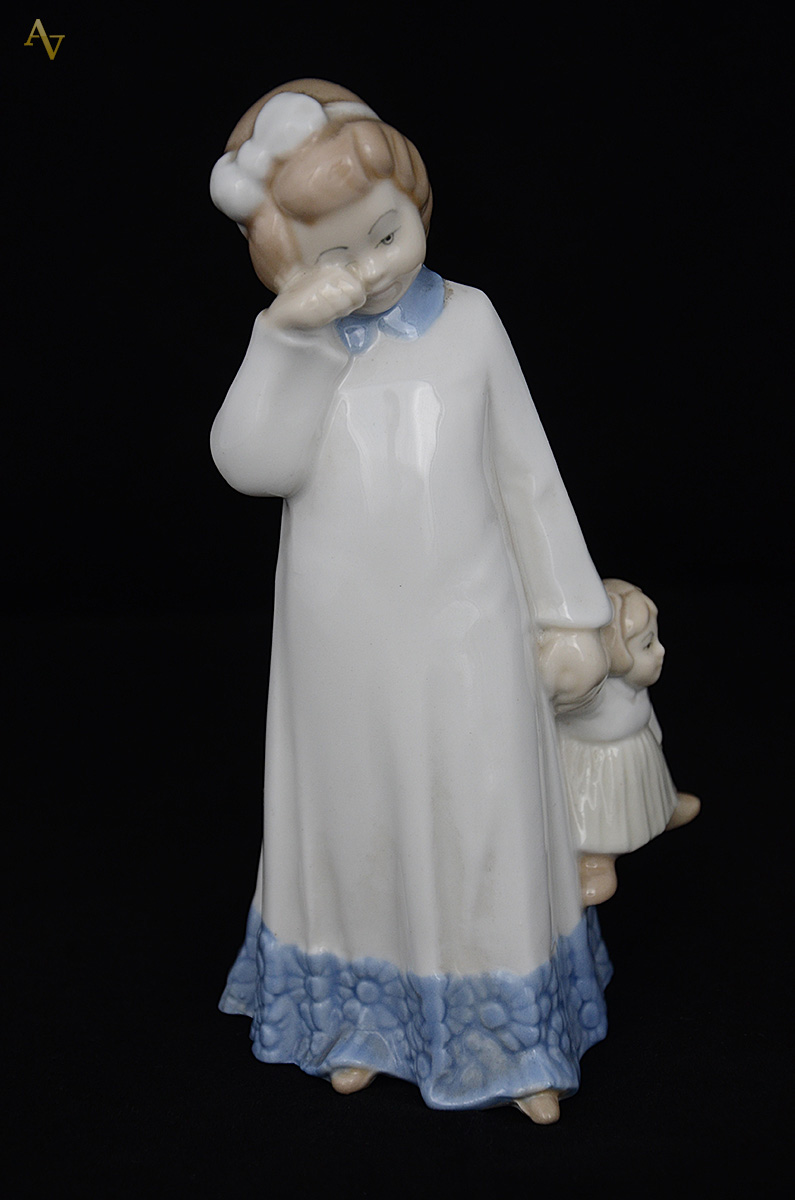 Escultura de porcelana Fontanellas representando menina. Altura 19 cm. - foto 1 de 3