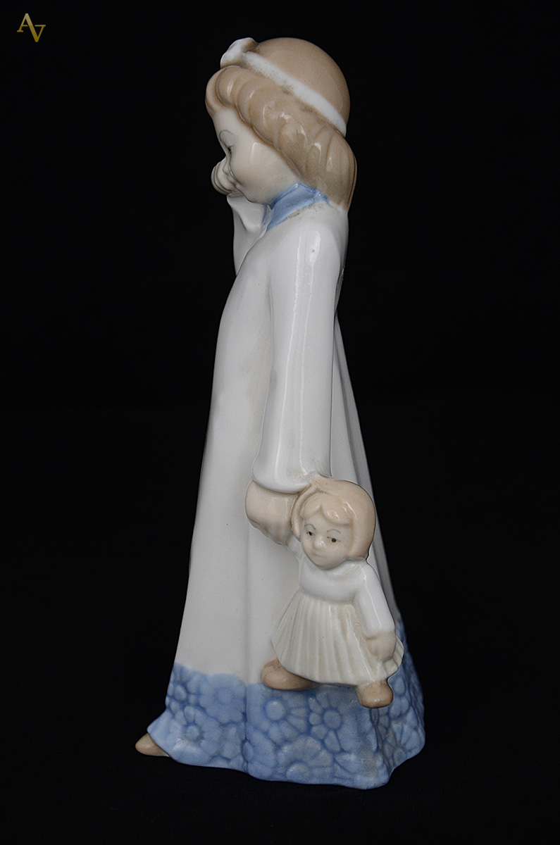 Escultura de porcelana Fontanellas representando menina. Altura 19 cm. - foto 2 de 3