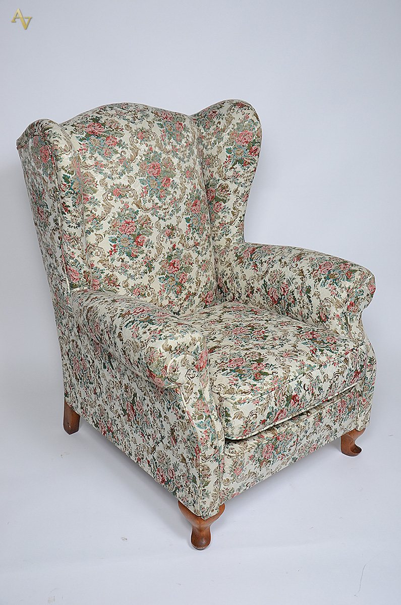 Bergere estofada e forrada com tecido floral.