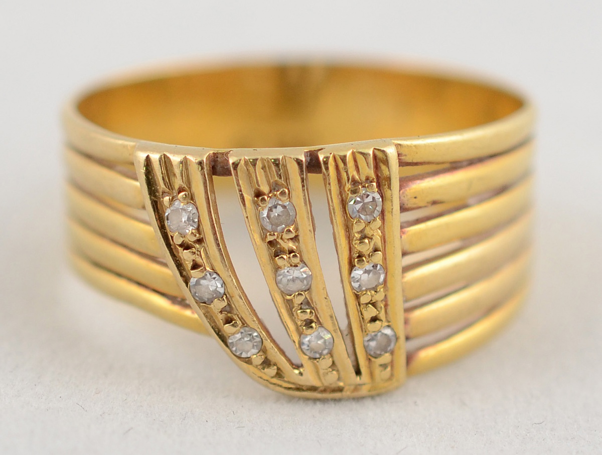 Anel de ouro amarelo 18 k com 9 brilhantes. Peso total 3,9 g - Aro 19. - foto 1 de 2
