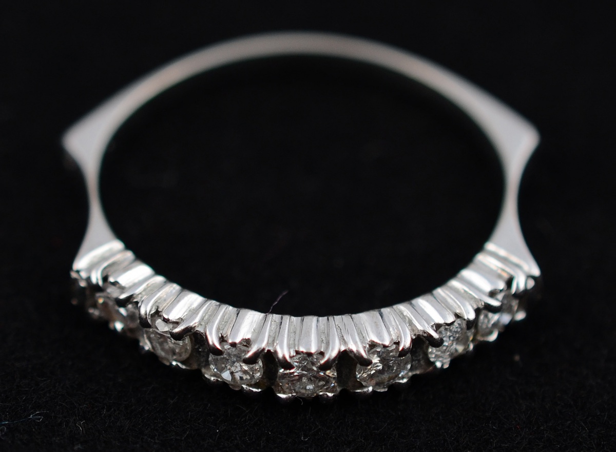 Meia aliança de ouro branco com aproximadamente 0.40 ct de... - foto 1 de 2