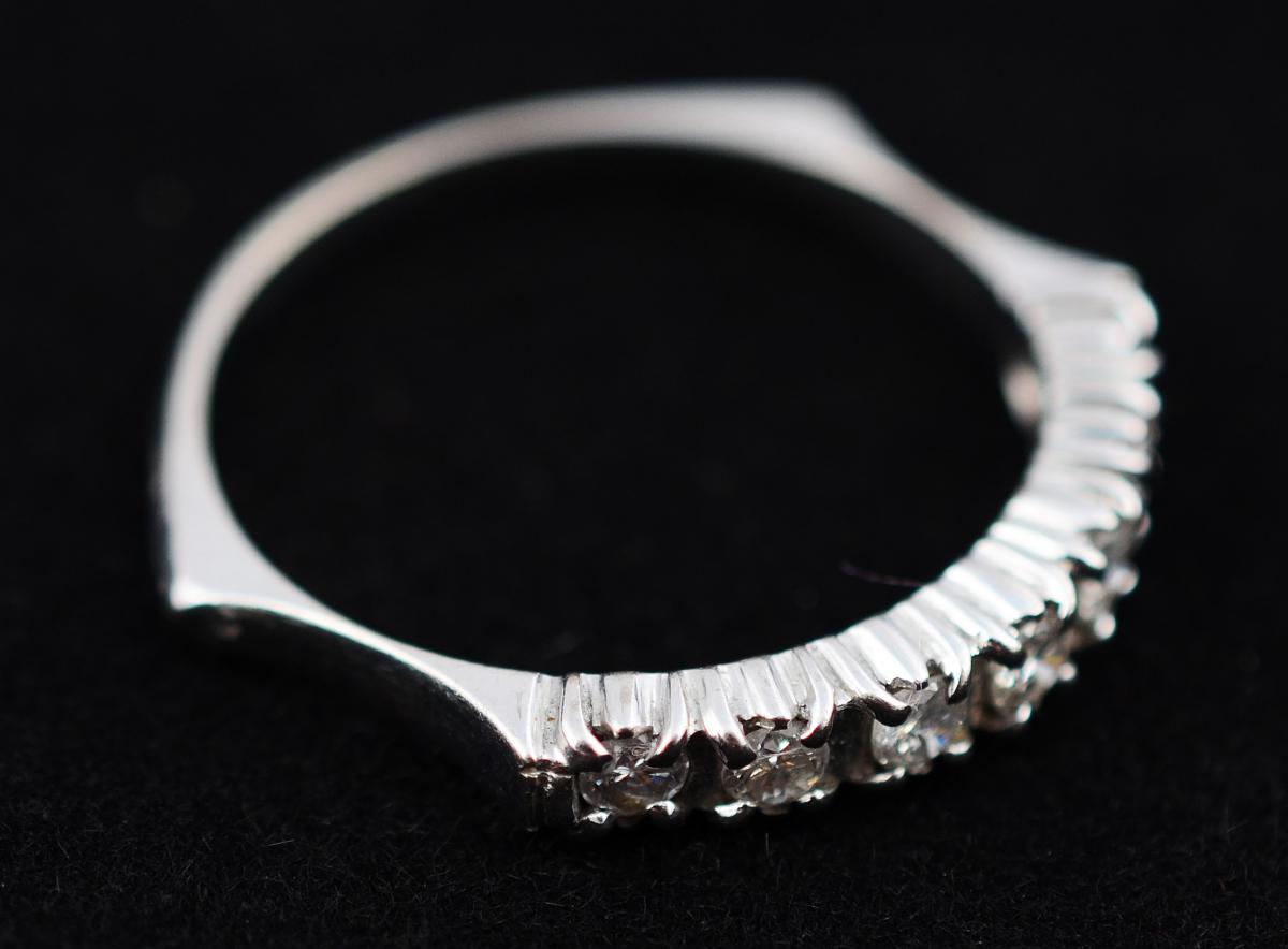 Meia aliança de ouro branco com aproximadamente 0.40 ct de... - foto 2 de 2