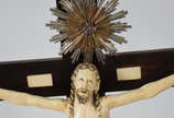 Excepcional figura de Cristo ricamente esculpid... - Excepcional figura de Cristo ricamente esculpida em Marfim  Indo português , GOA , resplendor de prata , crucifixo de jacarandá com detalhes de ...