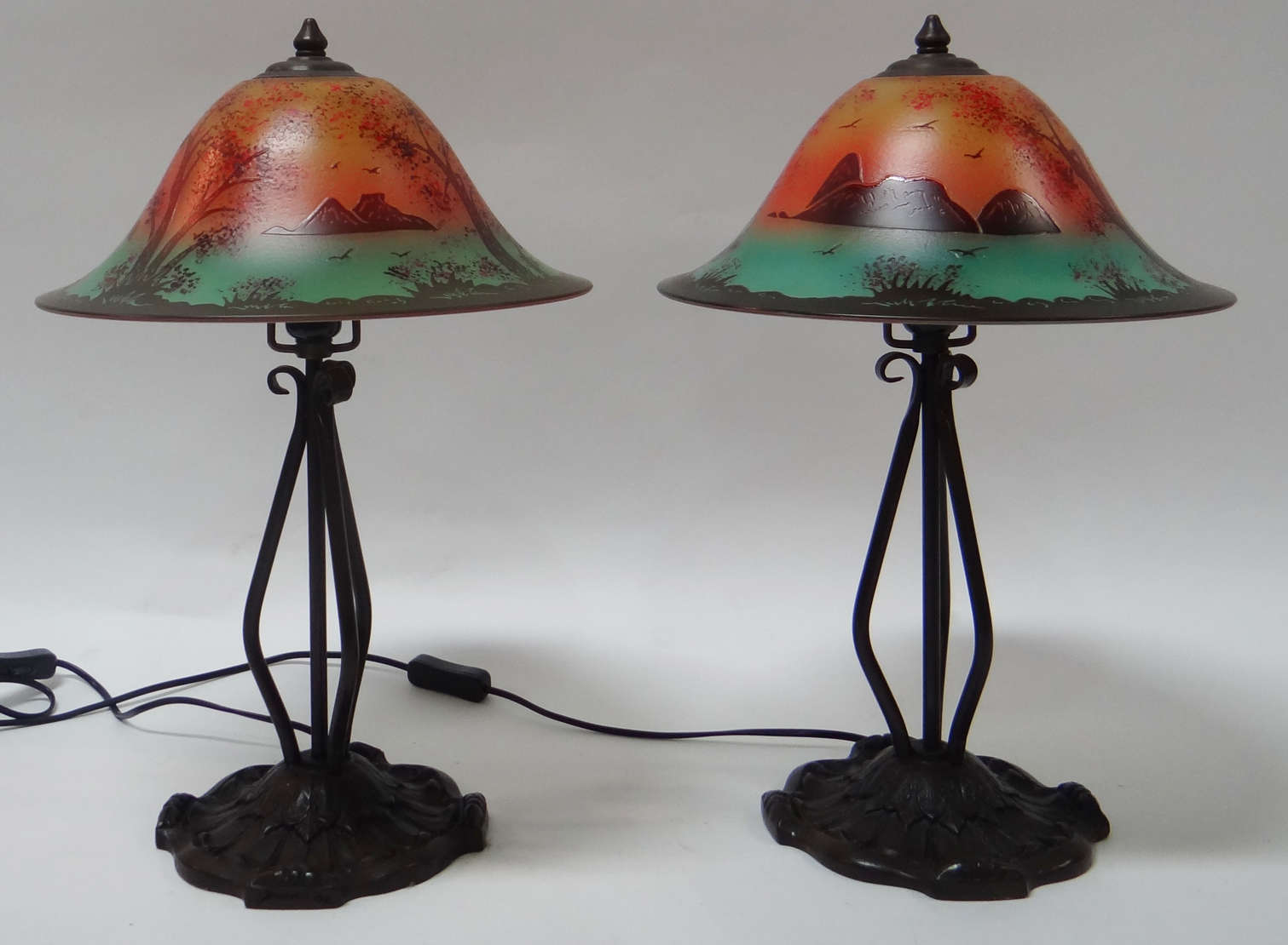 Par de abatjoures com base em metal e cúpula de vidro colorido com... - foto 1 de 3