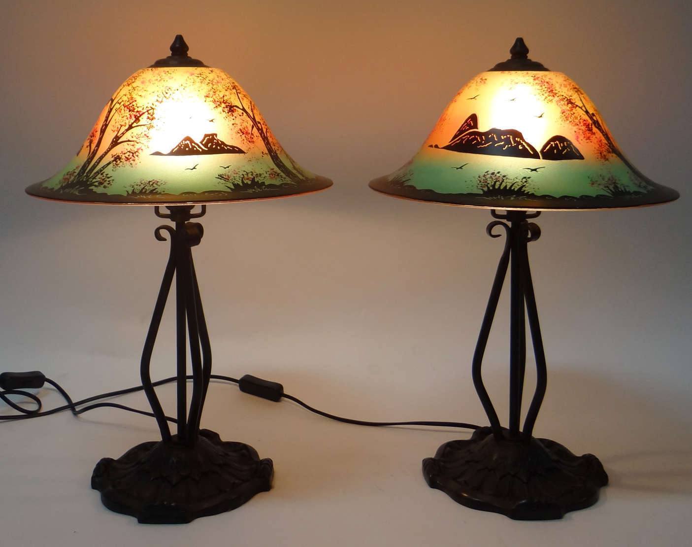 Par de abatjoures com base em metal e cúpula de vidro colorido com... - foto 2 de 3