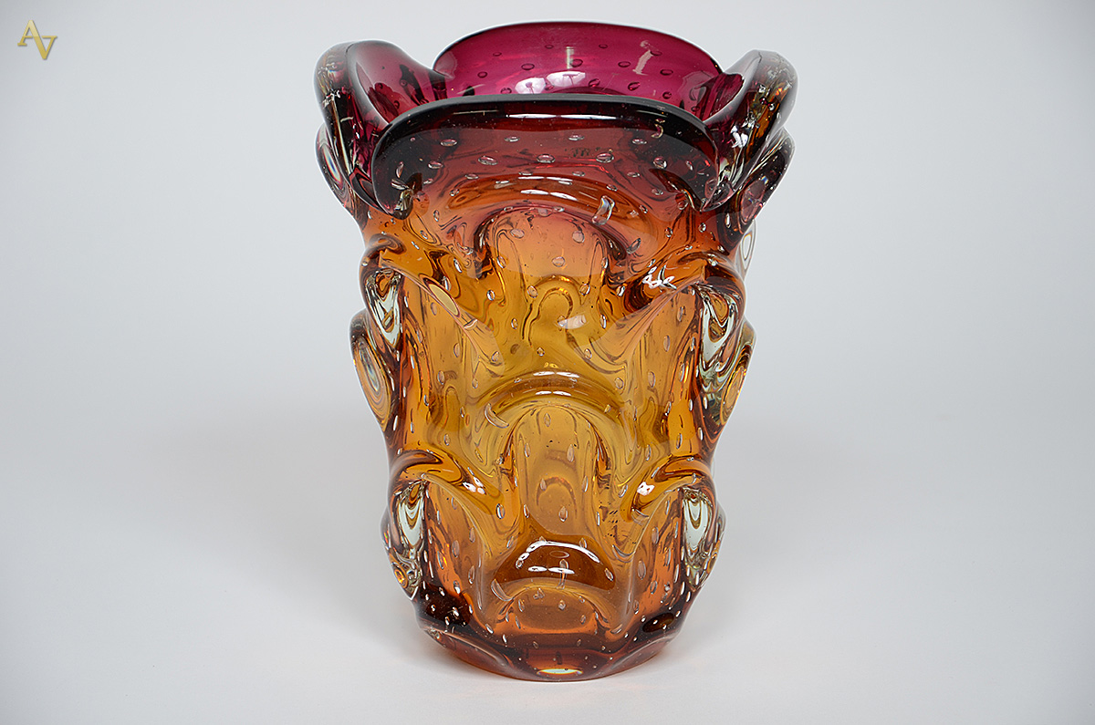 Vaso de murano na cor ambar com borda vinho degradé. Altura 24 cm.