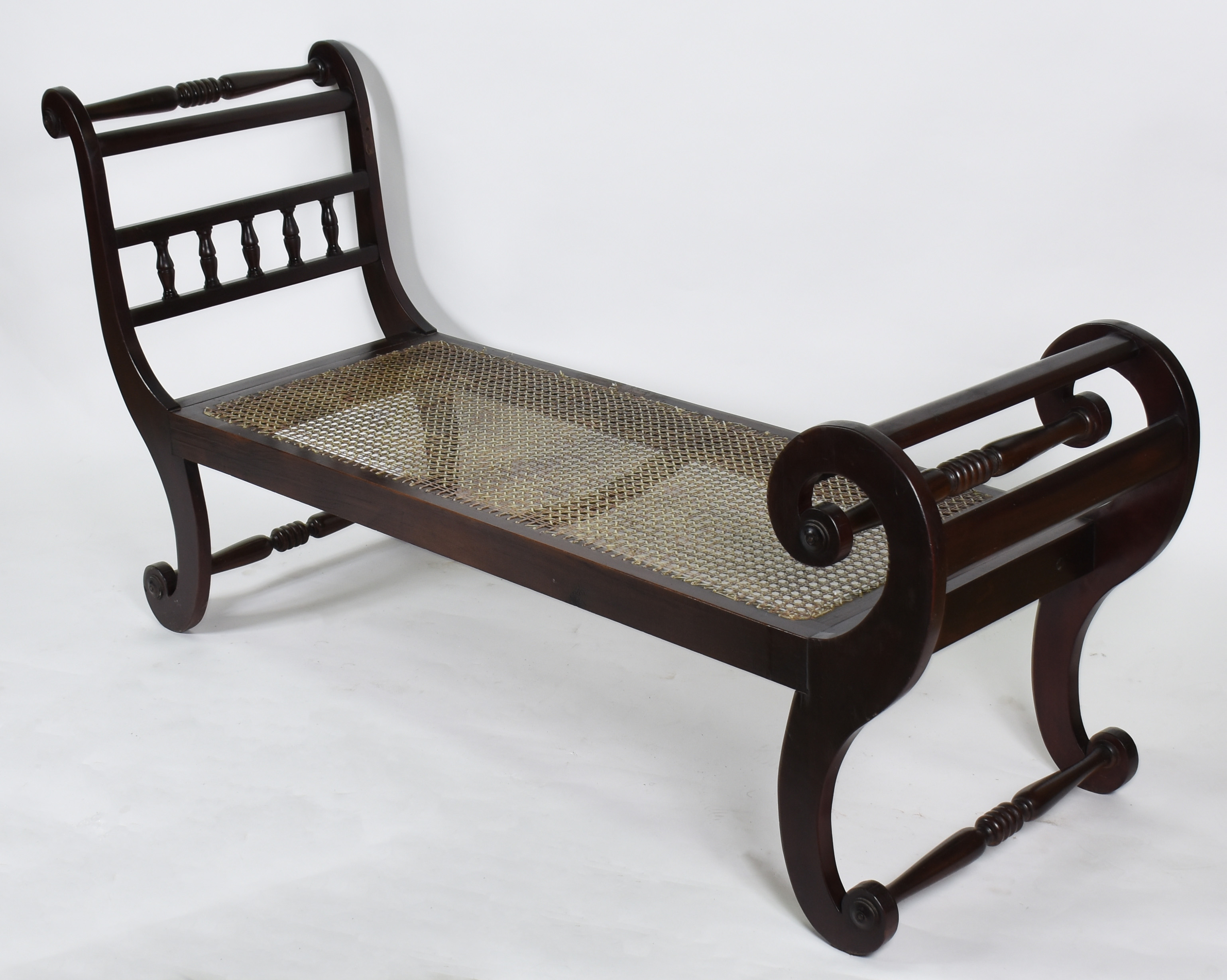 Recamier de madeira nobre com detalhes torneados, forração de... - foto 1 de 4
